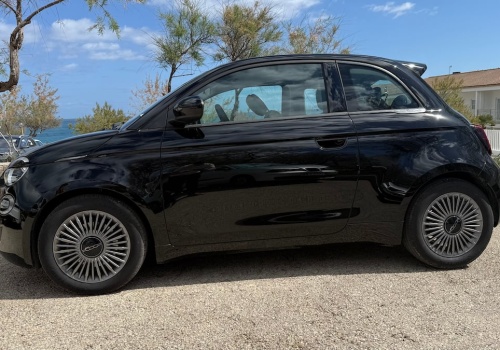 Pojeździłem spalinową „pięćsetką” na wakacjach. Ma klamki jak w Lexusie i jest realnie tańsza niż w cenniku