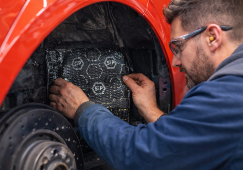 Koniec z hałasem w kabinie. Jak profesjonalne wygłuszanie samochodu zmienia komfort jazdy?