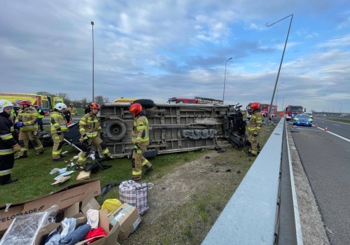 Groźny wypadek na autostradzie A4 pod Łańcutem. Bus uderzył w bariery i przewrócił się na bok