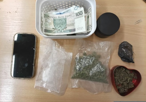 Mefedron, marihuana i amfetamina w mieszkaniu 19 – latka