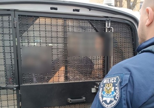 Konduktor wyprosił go z pociągu i się zaczęło. Przerażające sceny przed dworcem