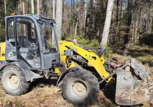Ukradli ładowarkę i ukryli w lesie. Maszyna odnaleziona