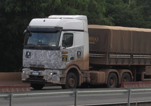 Nowy Actros w niższej wersji na testach w kamuflażu – to może być tańsza odmiana
