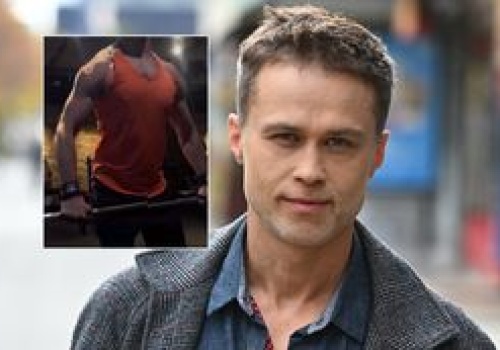 Maciej Zakościelny pręży muskuły na siłowni. Gwiazdor przeszedł sporą przemianę