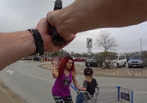 Kobieta porywa 3-latka, rani go nożem i ginie od strzału policji