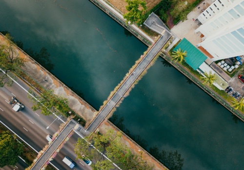 Nowy sposób na zatrzymywanie wody w miastach. Naukowcy z UJ mają rozwiązanie na ulewy i susze