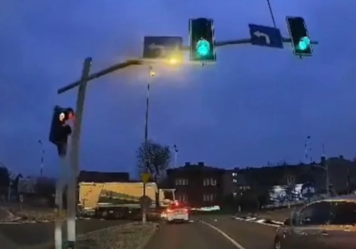 O mały włos od tragedii. Czy kierowca jaworznickiej śmieciarki wjechał na czerwonym świetle na skrzyżowanie?