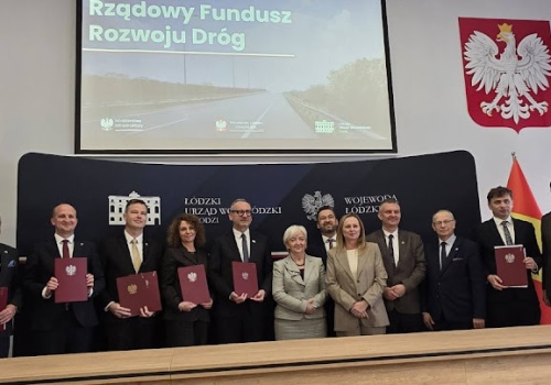 Nowe inwestycje drogowe w powiecie sieradzkim. Podpisano umowy na milionowe dofinansowanie