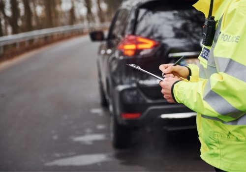Policjant chce zajrzeć do auta? Jedno pytanie może wszystko zmienić