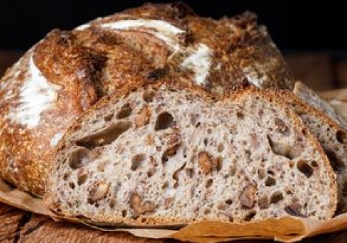 Prosty chleb na swojskie śniadanie. Wychodzi mięciutki i z chrupiącym akcentem