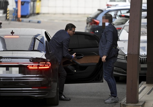 Były premier przyjechał do siedziby PiS z ochroną! Morawiecki jest pod specjalnym na…