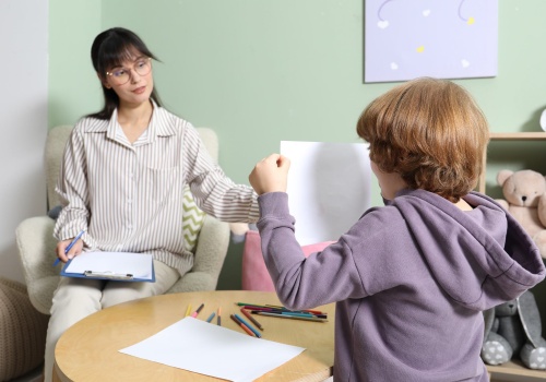 Dziecko w gabinecie psychologa. 