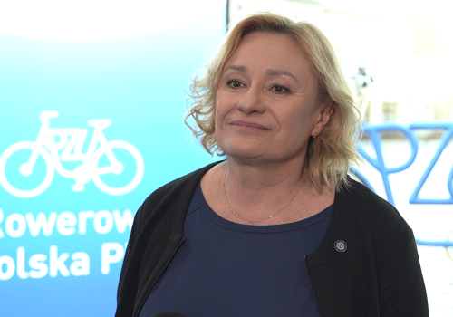 Rower staje się codziennym środkiem transportu dla milionów Polaków. Braki w wiedzy zwiększają ryzyko na drogach