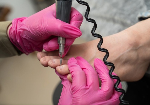 Nie róż, nie french. Oto najpiękniejszy pedicure sezonu. Finezyjny i niezwykle kobiecy