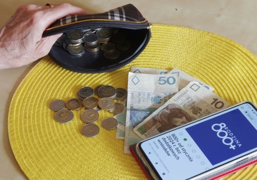 Podwójne 800 plus trafi na konta Polaków. ZUS ma niespodziankę dla tej grupy rodziców