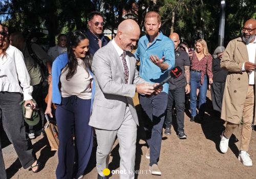 Książę Harry zaskoczony przez reportera. Nietypowe selfie łamie królewski protokół