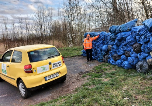 Zaśmiecony punkt turystyczny, opony w zagajnikach i przydrożnych rowach. Społecznik wciąż walczy z dzikimi wysypiskami
