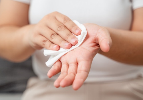 Pilny alert GIS: nie używaj tych chusteczek. Groźne bakterie w środku