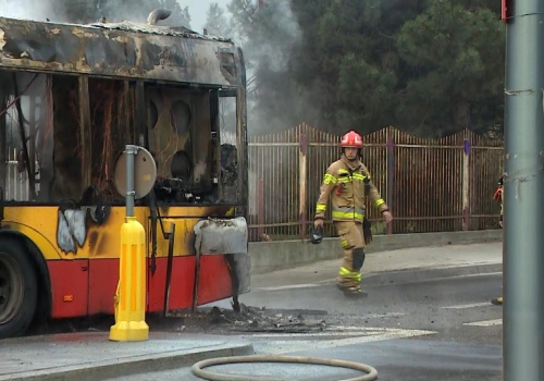 Autobus miejski stanął w ogniu. Akcja strażaków w Warszawie