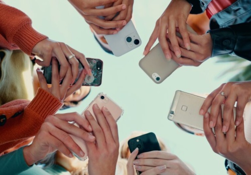 Samotni, przebodźcowani, niesłyszani. Pierwszy taki raport o młodych w Polsce