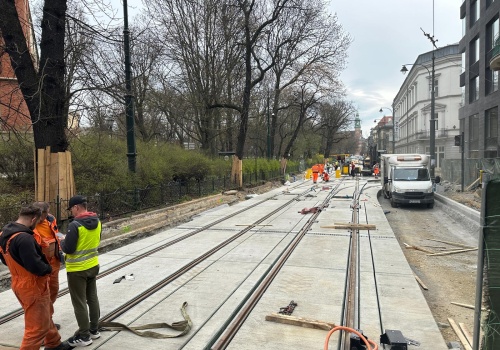 Tramwaje wracają na Straszewskiego i Podwale. Po 7 miesiącach przerwy, ale remont potrwa do maja