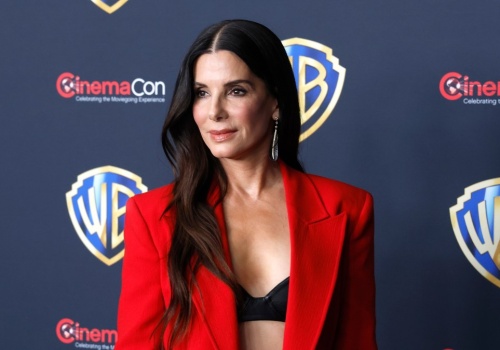 Dawno niewidziana 61-letnia Bullock olśniewa w pomarańczowym garniturze