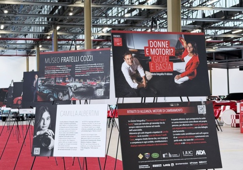 Kobiety i motoryzacja bez stereotypów? Wystawa w Turynie stawia na dialog i zmianę