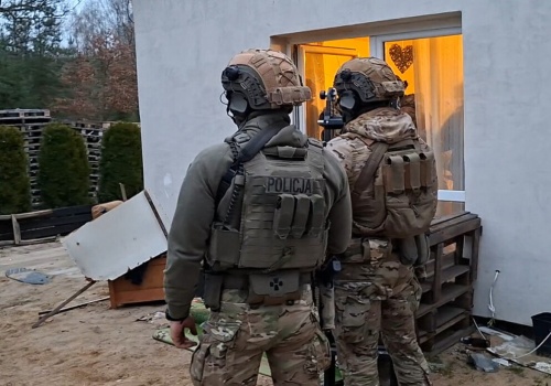 16 osób zatrzymanych jednocześnie w różnych częściach Polski, zabezpieczonych 7 pojazdów, blisko 170 tysięcy złotych w gotówce oraz prawie 3 kilogramy narkotyków to efekt akcji wymierzonej w grupę dokonującą kradzieży z włamaniem poja