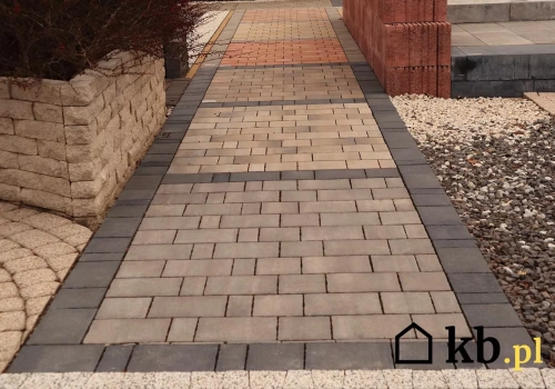 Wiosną wychodzą błędy sprzed lat – kostka brukowa zaczyna się zapadać