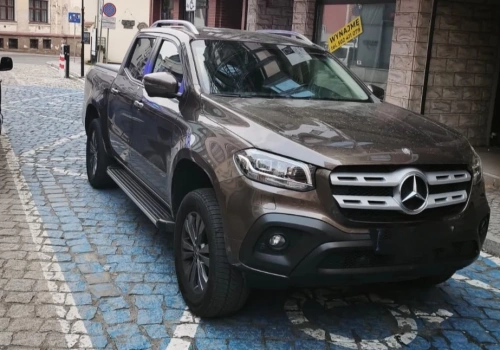 Parkują na niebieskich kopertach. Strażnicy biorą się za takich delikwentów