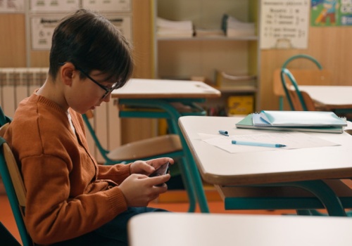 Bezwzględny zakaz telefonów w szkołach. Jest propozycja jego rozszerzenia