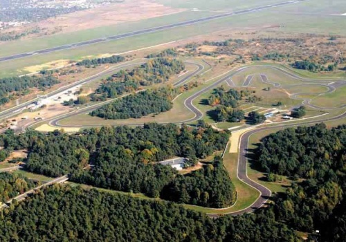 Co łączy tor wyścigowy z gospodarstwem rolnym? Oba przeszkadzają nowym mieszkańcom