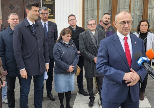 Zielona Góra. Lubuska KO żąda reakcji PiS na szalone rajdy posła Mejzy. PiS to teraz „Prędkość i Szaleństwo”