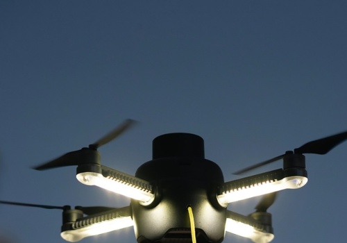 Dron, który świeci bez przerwy. Rewolucja w akcjach ratunkowych