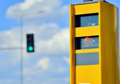 Dlaczego nie każdy dostaje mandat? Fotoradary mają ustawiony próg