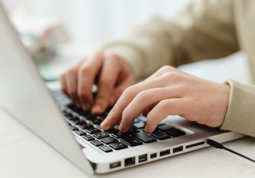 Kupujesz laptopa? UE zadecydowała. Od 28 kwietnia tego już nie znajdziesz w zestawie