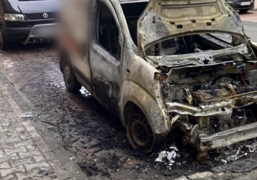 Samochód zapalił się po zjeździe z A4 w Katowicach. Kierowca zdążył uciec