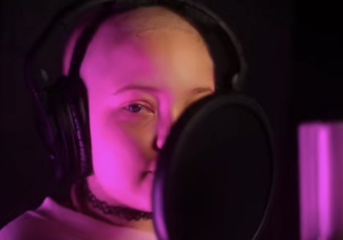 Bedoes w duecie z dziewczynką chorą na raka. Wzruszający utwór ma pomóc pacjentom onkologicznym