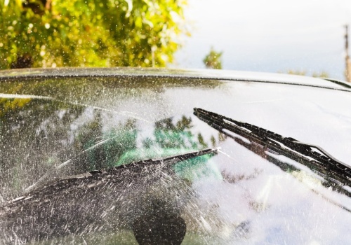 ​Smugi na szybie po wycieraczkach? Zamiast kupować nowe, sprawdź ten trik