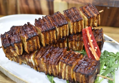 Viralowe szaszłyki z mięsa mielonego i tortilli. Przepis, który podbija sieć