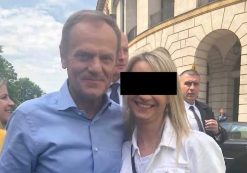 To spotkanie nie było przypadkowe. Wiemy, kim jest mężczyzna stojący za Tuskiem i Kamilą L.
