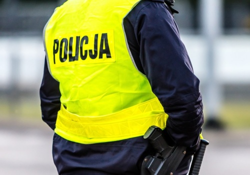 Prokuratura reaguje na intymne spotkania policjanta z dziećmi