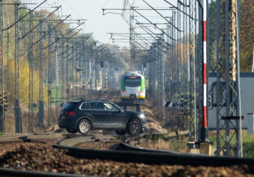 Samochód osobowy wjechał pod pociąg koło Łukowa. Są utrudnienia