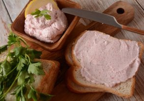 Lepsze niż masło i twarożek. Greckie smarowidło zachwyca puszystością