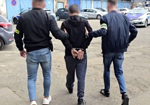 Dziwna kradzież! Chciał skarbonkę – wyszedł ze stołem i ruszył przez miasto