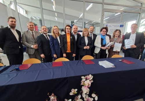 Ponad 11,5 mln zł dla szkół w powiecie wieluńskim. Dziś podpisano umowy na innowacyjne projekty edukacyjne (zdjęcia)