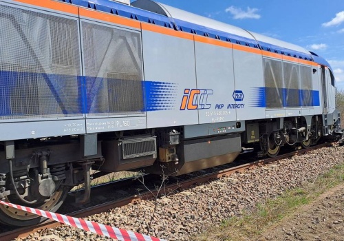 Samochód wjechał pod pociąg. Tragiczny wypadek na niestrzeżonym przejeździe