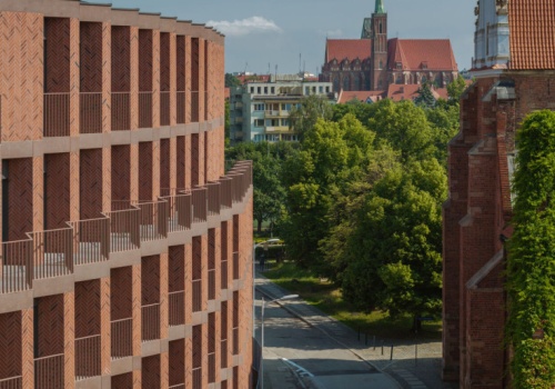 Czerwona cegła na elewacjach zachwyca na nowo. Zobacz 5 projektów, które są prawdziwym majstersztykiem