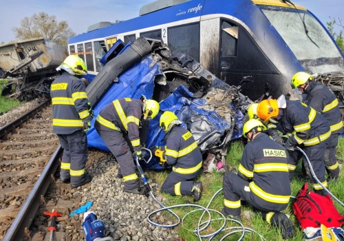 Zderzenie pociągu z ciężarówką. Są ranni i ofiara śmiertelna