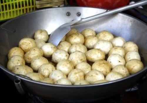 Rewolucja na piątkowy obiad. Zapomnij o panierce, te rybne kulki to kulinarny strzał w dziesiątkę